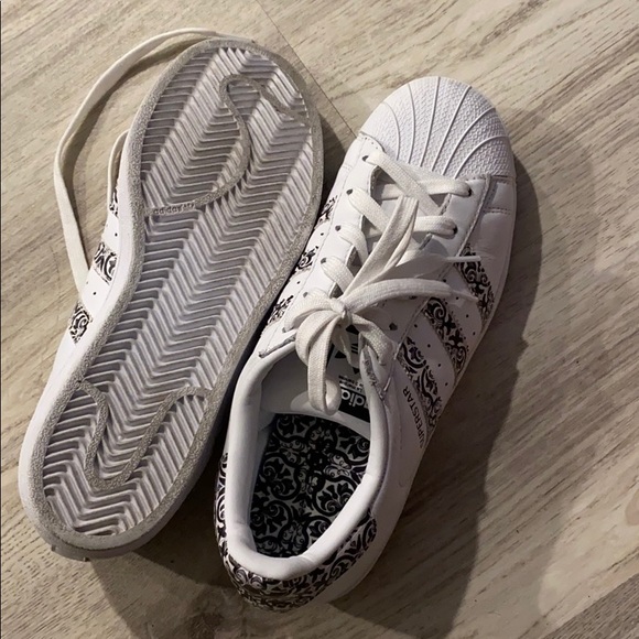 Adidas Superstar size 7 1/2 - Picture 3 of 3